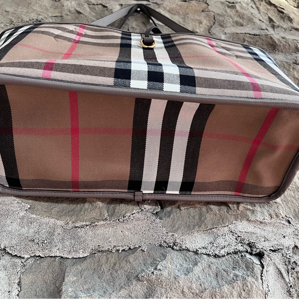 EUC Burberry Honeybrook Derby Tote Bag, wristlet & dustbag. - Picture 16 of 16